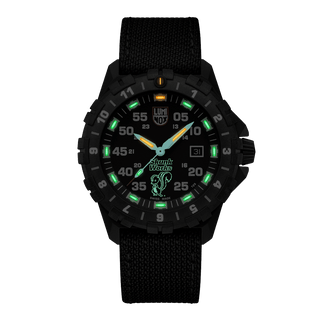 F117 - NighthawkTM x Skunk works, 44 mm, Heritage Pilotenuhr - XA.6442.H.SET, Nachtansicht mit grünen und orangenen Leuchtröhren