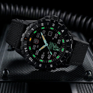 F117 - NighthawkTM x Skunk works, 44 mm, Heritage Pilotenuhr - XA.6442.H.SET, UV Shot mit grünen und orangenen Leuchtröhren