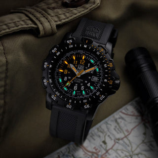 RECON Point Man, 45 mm, Heritage Uhr - 8825.H.SET	, UV Shot mit grünen und orangenen Leuchtröhren