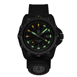 RECON Nav Spec, 46 mm, Outdoor Abenteuer Uhr - 8837.SET	, Nachtansicht mit grünen und orangenen Leuchtröhren