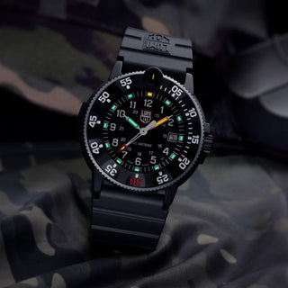 Navy SEAL Original, 45 mm, Heritage Taucheruhr - 3001.H.SET	, UV Shot mit grünen und orangenen Leuchtröhren