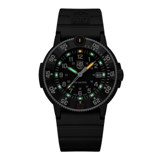 Navy SEAL Original, 45 mm, Heritage Taucheruhr - 3001.H.SET	, Nachtansicht mit grünen und orangenen Leuchtröhren
