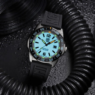 Pacific Diver Automatic, 42 mm, Taucheruhr - 3101.H.SET	, UV Shot mit grünen und orangenen Leuchtröhren