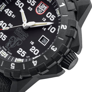 F117 - NighthawkTM x Skunk works, 44 mm, Heritage Pilotenuhr - XA.6442.H.SET, Detailansicht Ziffernblatt und Krone