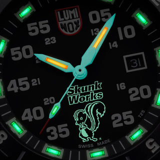 F117 - NighthawkTM x Skunk works, 44 mm, Heritage Pilotenuhr - XA.6442.H.SET, UV Shot mit grünen und orangenen Leuchtröhren