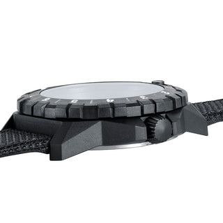 F117 - NighthawkTM x Skunk works, 44 mm, Heritage Pilotenuhr - XA.6442.H.SET, Seitenansicht mit Krone und Armband