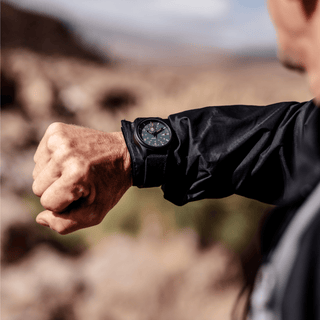 Atacama Field, 43 mm, Abenteuer Uhr - 1977, Person mit Armbanduhr am Handgelenk