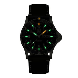 Automatic Sport Timer, 42 mm, Sport Uhr - XS.0923.SET , Nachtansicht mit grünen und orangenen Leuchtröhren