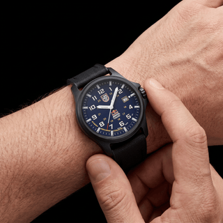 Red Bull Racing Limited Edition, 43 mm, Outdoor Uhr - 1970.ARB.N	Person mit Armbanduhr am Handgelenk