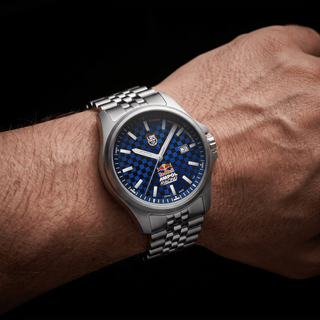 Red Bull Racing Limited Edition, 43 mm, Outdoor Watch - XL.2523.ARB.N	Person mit Armbanduhr am Handgelenk