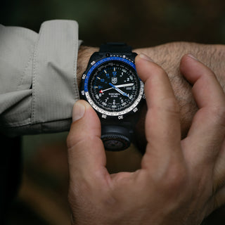 RECON Nav Spec, 46 mm, Outdoor Abenteuer Uhr - 8833, Person mit Armbanduhr am Handgelenk