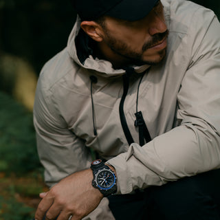 RECON Nav Spec, 46 mm, Outdoor Abenteuer Uhr - 8833, Person mit Armbanduhr am Handgelenk