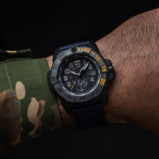 Navy SEAL Foundation, 45 mm, Militäruhr / Taucheruhr - 3505.NSF.N	, Person mit Armbanduhr am Handgelenk