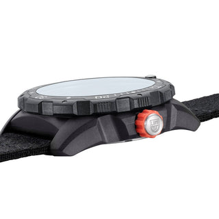 Bear Grylls Survival ECO ‘NO PLANET B’, 42 mm, Outdoor Uhr - 3722.ECO	, Seitenansicht mit Krone und Armband