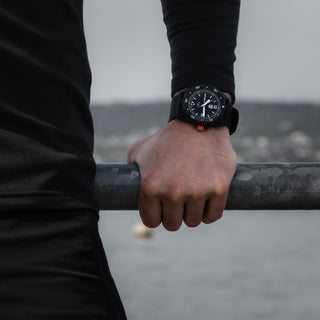 Bear Grylls Survival ECO ‘NO PLANET B’, 42 mm, Outdoor Uhr - 3722.ECO , Person mit Armbanduhr am Handgelenk