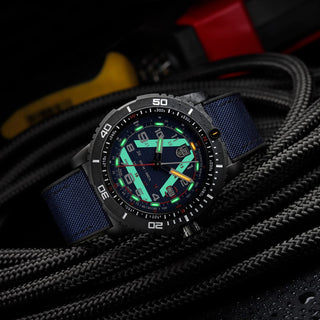 ICE-SAR, 45 mm Outdoor Explorer Watch - 1083	, UV Shot mit grünen und orangenen Leuchtröhren