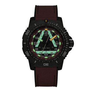 ICE-SAR Limited Edition, 45 mm Outdoor Explorer Watch - 1095	, Nachtansicht mit grünen und orangenen Leuchtröhren