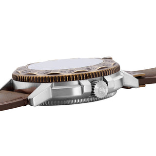 Luminox Adventure Watch, 43 mm	, Seitenansicht mit Krone und Armband