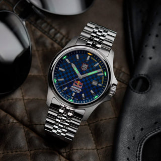 Red Bull Racing Limited Edition, 43 mm, Outdoor Watch - XL.2523.ARB.N	, UV Shot mit grünen und orangenen Leuchtröhren