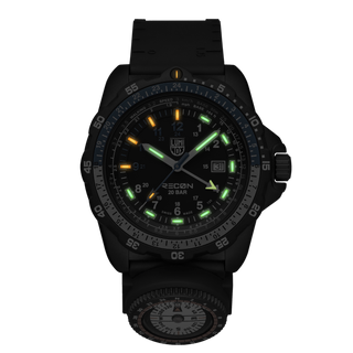 RECON Nav Spec, 46 mm, Outdoor Abenteuer Uhr - 8833	, Nachtansicht mit grünen und orangenen Leuchtröhren