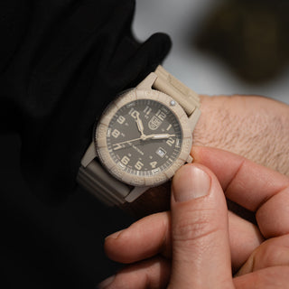 Leatherback SEA Turtle, 44 mm, Outdoor Uhr - 0326	, Person mit Armbanduhr am Handgelenk