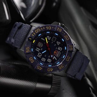 Navy SEAL Limited Edition Red Bull Racing, 45mm, Dive Watch - 3501.ARB.N	, UV Shot mit grünen und orangenen Leuchtröhren