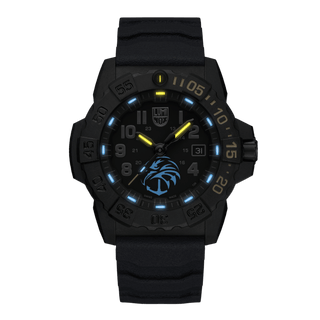 Navy SEAL Foundation, 45 mm, Militäruhr / Taucheruhr - 3505.NSF.N	, Nachtansicht mit grünen und orangenen Leuchtröhren