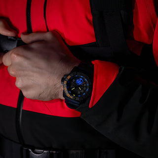 Navy SEAL Foundation, 45 mm, Militäruhr / Taucheruhr - 3505.NSF.N	, Person mit Armbanduhr am Handgelenk