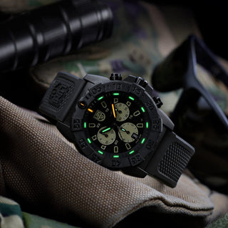 Navy SEAL Chronograph, 45 mm, Militäruhr - 3587, UV Shot mit grünen und orangenen Leuchtröhren