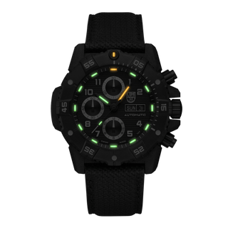 Master Carbon SEAL Automatic Chronograph, 45 mm, Militäruhr - 3881	, Nachtansicht mit grünen und orangenen Leuchtröhren