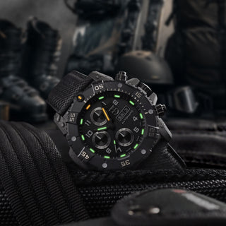 Master Carbon SEAL Automatic Chronograph, 45 mm, Militäruhr - 3881, UV Shot mit grünen und orangenen Leuchtröhren
