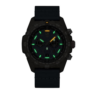 Bear Grylls Survival ECO Master, 45mm, Nachhaltige Outdoor Uhr - 3743.ECO, Nachtansicht mit grünen und orangenen Leuchtröhren