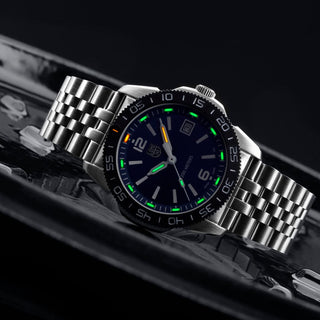 Pacific Diver, 39 mm, Taucheruhr, 3123M.SET, UV Shot mit grünen und orangenen Leuchtröhren
