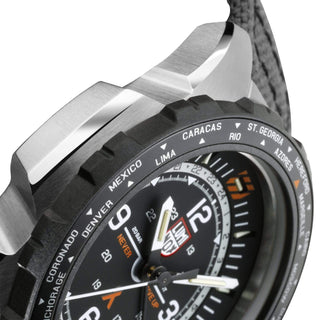 Bear Grylls Survival, 45 mm, Pilotenuhr - 3761, Detailansicht Ziffernblatt und Zeitzonen